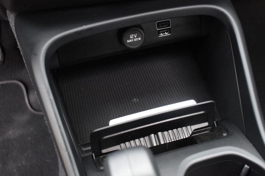 Volvo XC40 T4 211PK Automaat Recharge Inscription Expression / Navigatie / Elektrisch glazen panorama schuifdak / Cruise Control / Elektrische achterklep / Achteruitrijcamera /