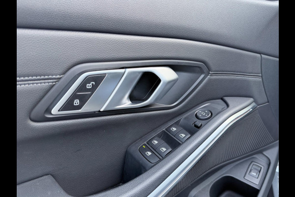 BMW 3 Serie Touring 318i Executive Edition | ACC | PDC | Half Leder | 17' LMV