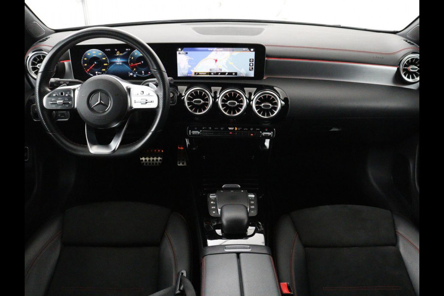 Mercedes-Benz CLA-Klasse 180 AMG | Panoramadak | Stoelverwarming | Leder/Alcantara | Memory | Matrix LED | Sfeerverlichting | Keyless | Navigatie | Widescreen