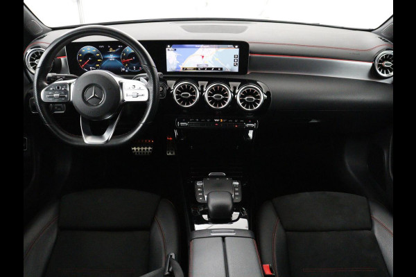 Mercedes-Benz CLA-Klasse 180 AMG | Panoramadak | Stoelverwarming | Leder/Alcantara | Memory | Matrix LED | Sfeerverlichting | Keyless | Navigatie | Widescreen