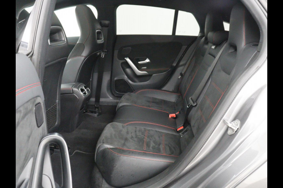 Mercedes-Benz CLA-Klasse 180 AMG | Panoramadak | Stoelverwarming | Leder/Alcantara | Memory | Matrix LED | Sfeerverlichting | Keyless | Navigatie | Widescreen
