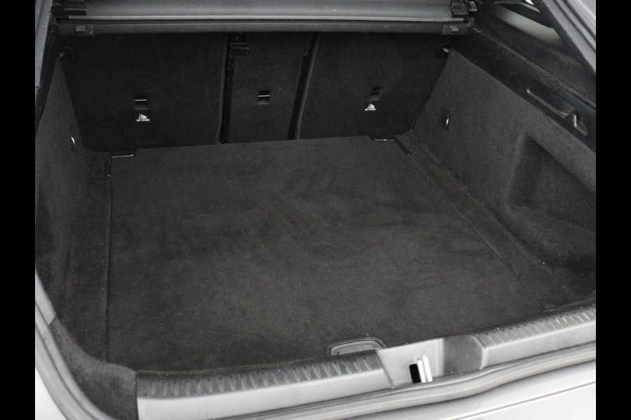 Mercedes-Benz CLA-Klasse 180 AMG | Panoramadak | Stoelverwarming | Leder/Alcantara | Memory | Matrix LED | Sfeerverlichting | Keyless | Navigatie | Widescreen