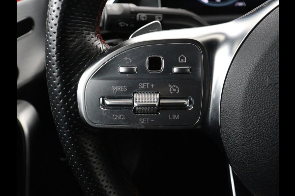 Mercedes-Benz CLA-Klasse 180 AMG | Panoramadak | Stoelverwarming | Leder/Alcantara | Memory | Matrix LED | Sfeerverlichting | Keyless | Navigatie | Widescreen