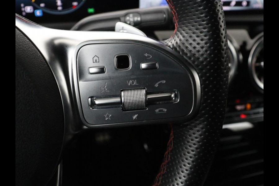 Mercedes-Benz CLA-Klasse 180 AMG | Panoramadak | Stoelverwarming | Leder/Alcantara | Memory | Matrix LED | Sfeerverlichting | Keyless | Navigatie | Widescreen