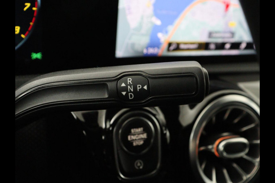 Mercedes-Benz CLA-Klasse 180 AMG | Panoramadak | Stoelverwarming | Leder/Alcantara | Memory | Matrix LED | Sfeerverlichting | Keyless | Navigatie | Widescreen