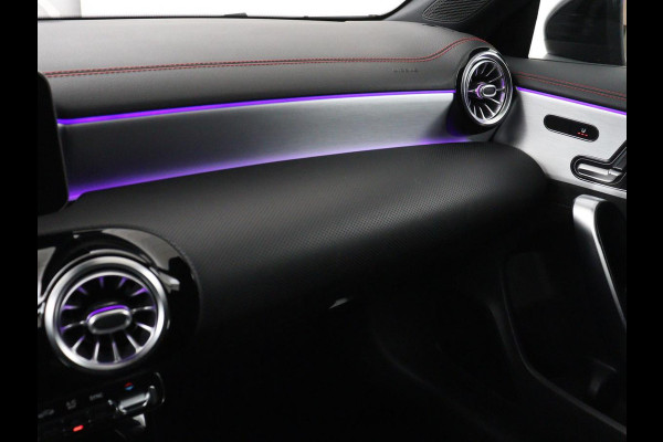 Mercedes-Benz CLA-Klasse 180 AMG | Panoramadak | Stoelverwarming | Leder/Alcantara | Memory | Matrix LED | Sfeerverlichting | Keyless | Navigatie | Widescreen