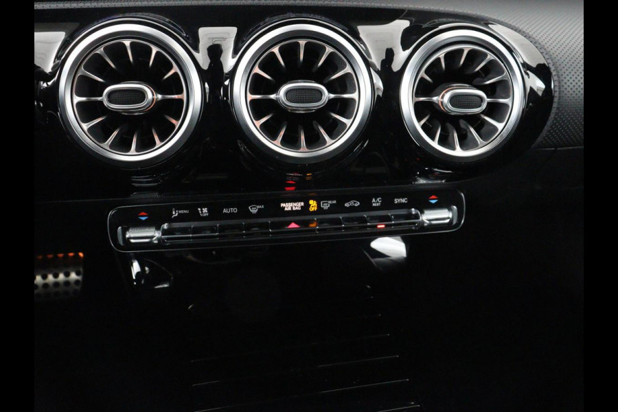 Mercedes-Benz CLA-Klasse 180 AMG | Panoramadak | Stoelverwarming | Leder/Alcantara | Memory | Matrix LED | Sfeerverlichting | Keyless | Navigatie | Widescreen