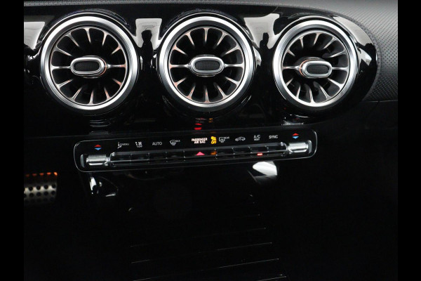 Mercedes-Benz CLA-Klasse 180 AMG | Panoramadak | Stoelverwarming | Leder/Alcantara | Memory | Matrix LED | Sfeerverlichting | Keyless | Navigatie | Widescreen
