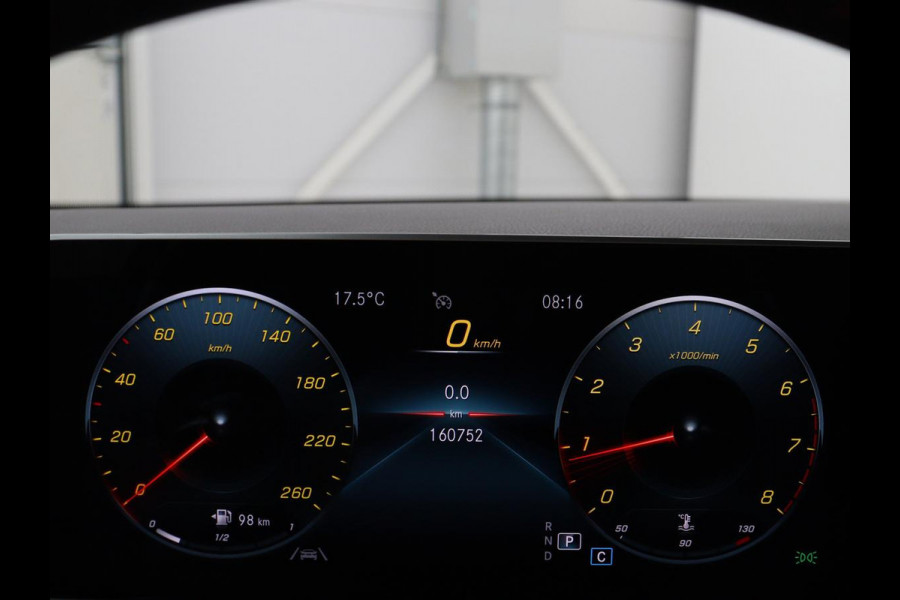 Mercedes-Benz CLA-Klasse 180 AMG | Panoramadak | Stoelverwarming | Leder/Alcantara | Memory | Matrix LED | Sfeerverlichting | Keyless | Navigatie | Widescreen