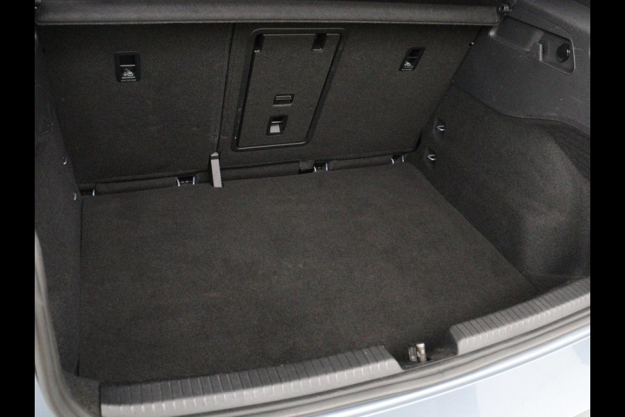 Volkswagen ID.3 Business 58 kWh | Stoel & stuurverwarming | Matrix LED | Carplay | Camera | Adaptive cruise | Keyless | Navigatie | Parkeerhulp | Bluetooth