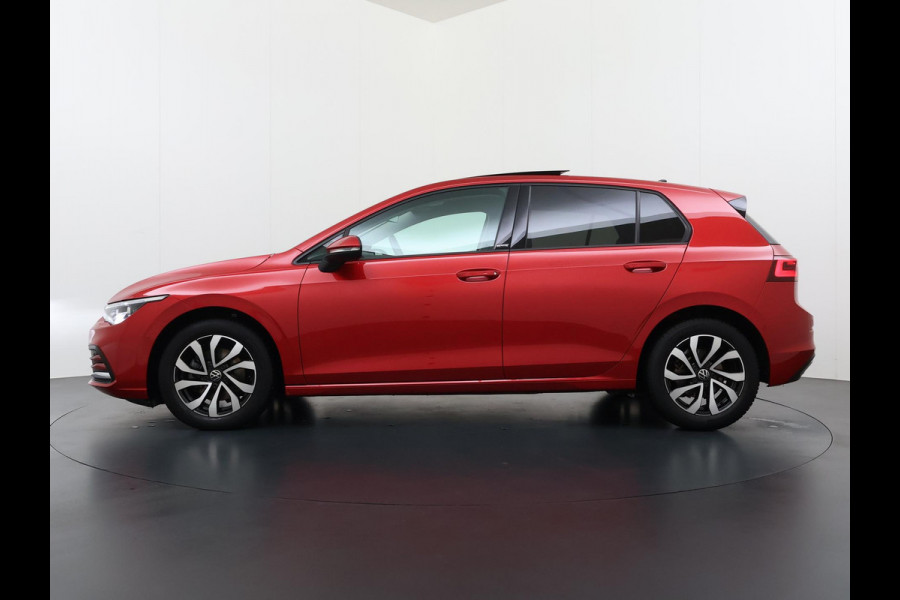 Volkswagen Golf 1.0 eTSI Life DODE HOEK | PANORAMADAK | AMBIENT LIGHT | ADD. CRUISE | VIRTUAL DASH | NAVIGATIE | MATRIX LED | COMFORT PACK |  RIJKLAARPRIJS incl. 12mnd BOVAG| STOELVERWARMING