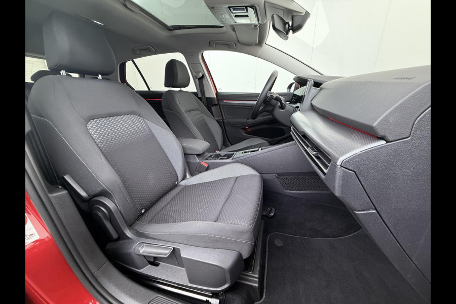 Volkswagen Golf 1.0 eTSI Life DODE HOEK | PANORAMADAK | AMBIENT LIGHT | ADD. CRUISE | VIRTUAL DASH | NAVIGATIE | MATRIX LED | COMFORT PACK |  RIJKLAARPRIJS incl. 12mnd BOVAG| STOELVERWARMING