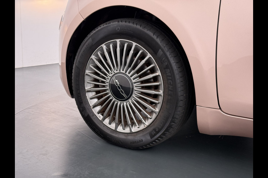 Fiat 500 Icon 42 kWh SOH 89% Panoramadak Navi Apple Carplay Android Auto Ecc Cruise Control Pdc Lmv 16" Lane Control Traffic Sign Recognition DAB Led SOH 89% Origineel Nederlandse Auto