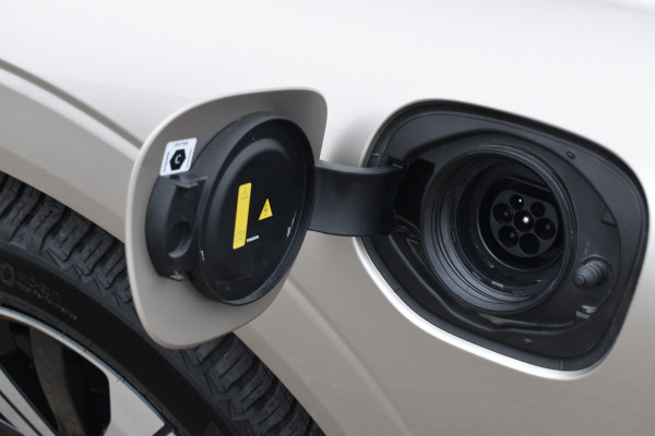 Volvo XC60 T6 350PK Plug-in hybrid AWD Plus Dark | Trekhaak | All seasons | 360 Camera | Panodak | ACC