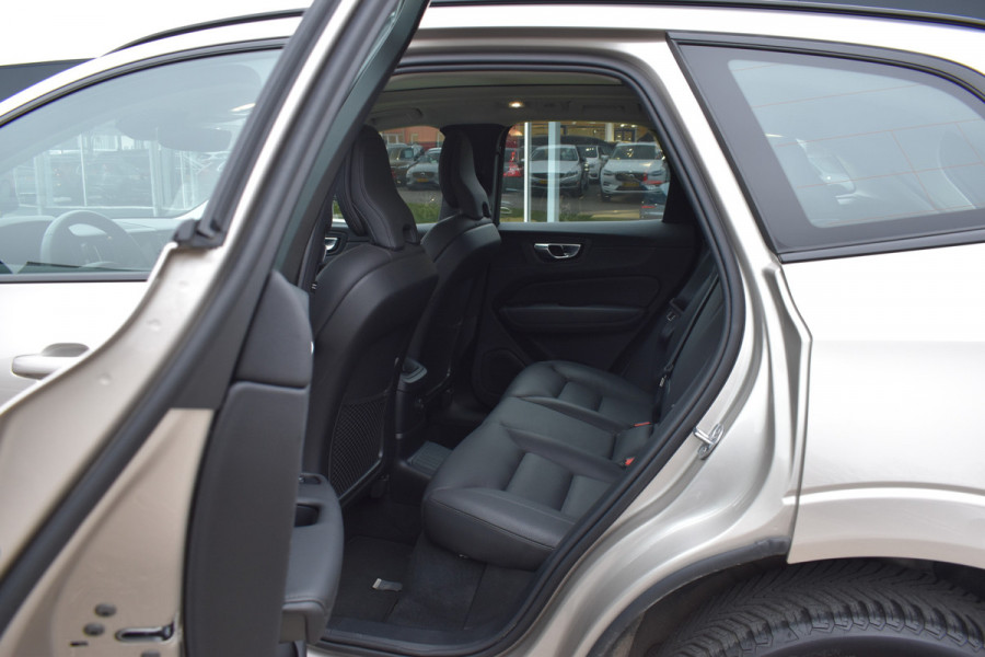 Volvo XC60 T6 350PK Plug-in hybrid AWD Plus Dark | Trekhaak | All seasons | 360 Camera | Panodak | ACC