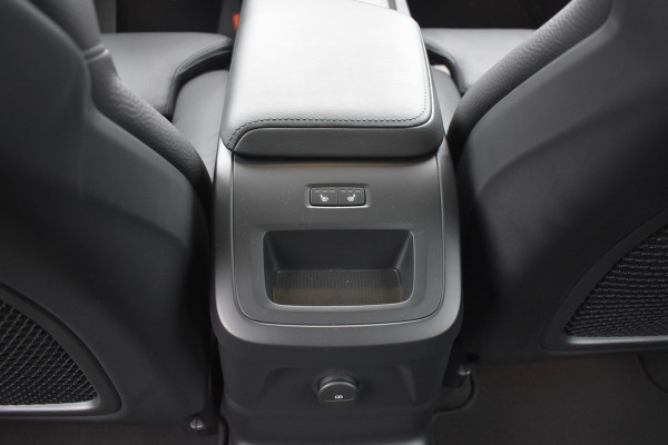 Volvo XC60 T6 350PK Plug-in hybrid AWD Plus Dark | Trekhaak | All seasons | 360 Camera | Panodak | ACC