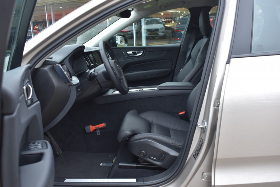 Volvo XC60 T6 350PK Plug-in hybrid AWD Plus Dark | Trekhaak | All seasons | 360 Camera | Panodak | ACC