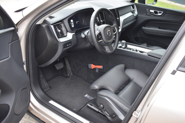 Volvo XC60 T6 350PK Plug-in hybrid AWD Plus Dark | Trekhaak | All seasons | 360 Camera | Panodak | ACC