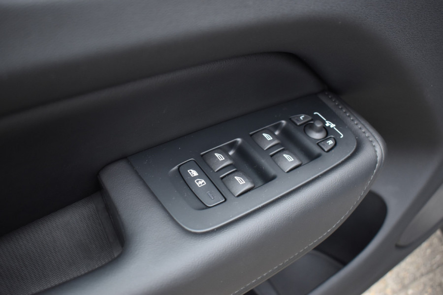 Volvo XC60 T6 350PK Plug-in hybrid AWD Plus Dark | Trekhaak | All seasons | 360 Camera | Panodak | ACC