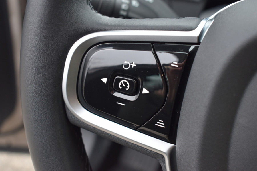 Volvo XC60 T6 350PK Plug-in hybrid AWD Plus Dark | Trekhaak | All seasons | 360 Camera | Panodak | ACC