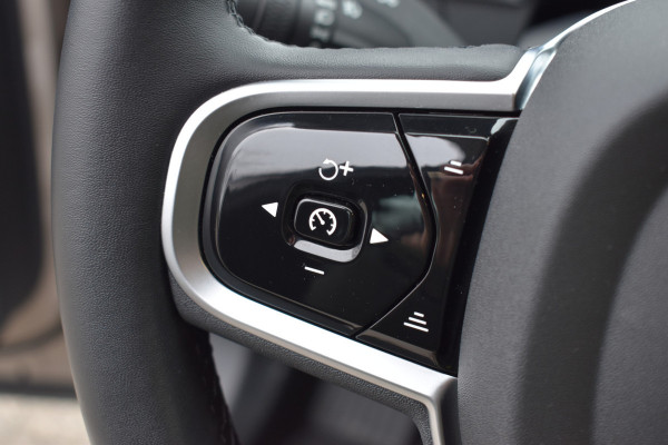 Volvo XC60 T6 350PK Plug-in hybrid AWD Plus Dark | Trekhaak | All seasons | 360 Camera | Panodak | ACC