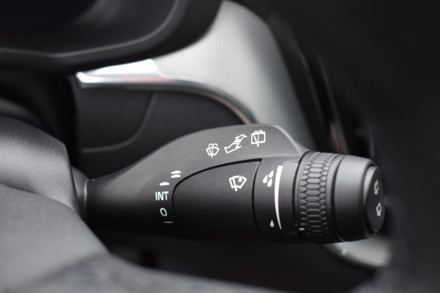 Volvo XC60 T6 350PK Plug-in hybrid AWD Plus Dark | Trekhaak | All seasons | 360 Camera | Panodak | ACC