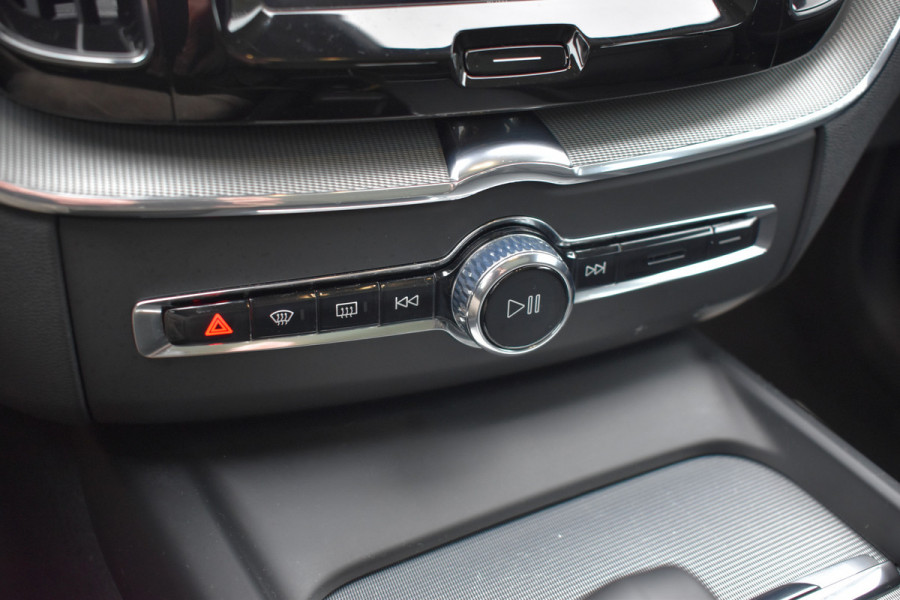 Volvo XC60 T6 350PK Plug-in hybrid AWD Plus Dark | Trekhaak | All seasons | 360 Camera | Panodak | ACC