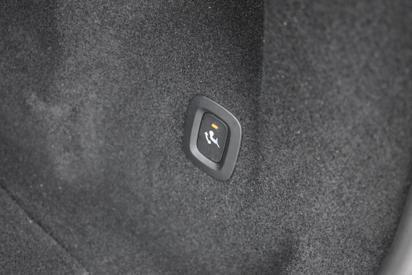 Volvo XC60 T6 350PK Plug-in hybrid AWD Plus Dark | Trekhaak | All seasons | 360 Camera | Panodak | ACC