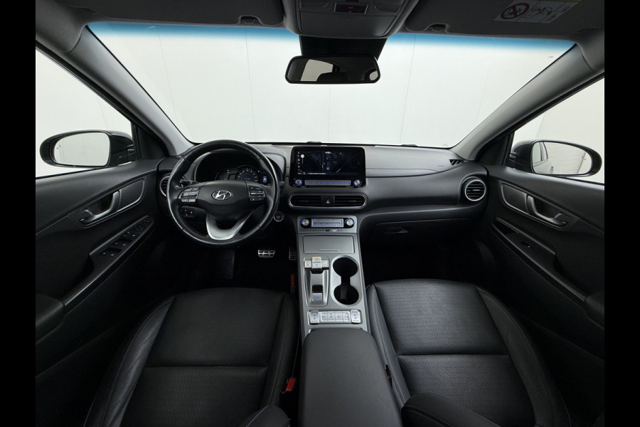 Hyundai Kona EV 64kWh 204pk SOH 100% Premium Leer Warmtepomp Head-Up Display Apple Carplay Android Navi Camera Elektr.Stoelen+Leer+Verwarmd+G Pdc Subwoofer Bluetooth Dodehoek detector Privacy Glas Rijstrooksensor 1e Eigenaar Origineel Nederlandse Auto