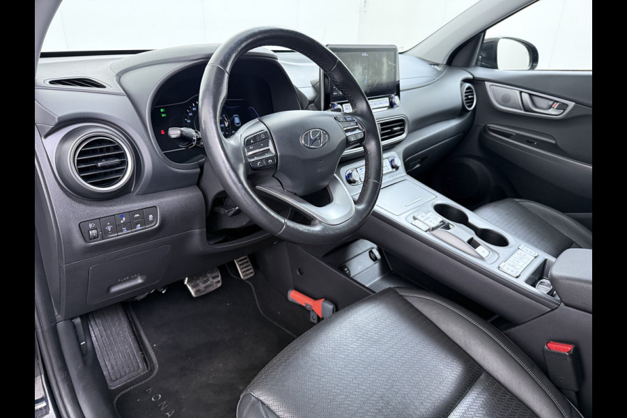 Hyundai Kona EV 64kWh 204pk SOH 100% Premium Leer Warmtepomp Head-Up Display Apple Carplay Android Navi Camera Elektr.Stoelen+Leer+Verwarmd+G Pdc Subwoofer Bluetooth Dodehoek detector Privacy Glas Rijstrooksensor 1e Eigenaar Origineel Nederlandse Auto