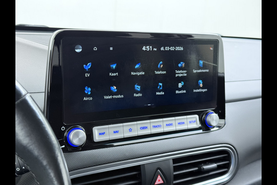 Hyundai Kona EV 64kWh 204pk SOH 100% Premium Leer Warmtepomp Head-Up Display Apple Carplay Android Navi Camera Elektr.Stoelen+Leer+Verwarmd+G Pdc Subwoofer Bluetooth Dodehoek detector Privacy Glas Rijstrooksensor 1e Eigenaar Origineel Nederlandse Auto