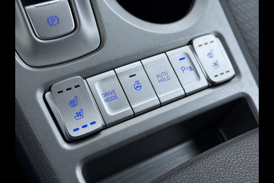 Hyundai Kona EV 64kWh 204pk SOH 100% Premium Leer Warmtepomp Head-Up Display Apple Carplay Android Navi Camera Elektr.Stoelen+Leer+Verwarmd+G Pdc Subwoofer Bluetooth Dodehoek detector Privacy Glas Rijstrooksensor 1e Eigenaar Origineel Nederlandse Auto