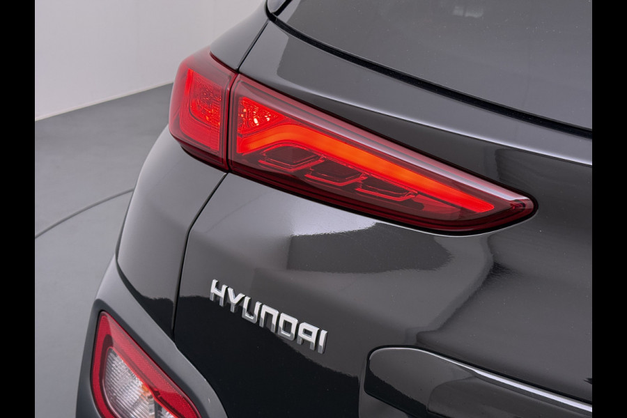 Hyundai Kona EV 64kWh 204pk SOH 100% Premium Leer Warmtepomp Head-Up Display Apple Carplay Android Navi Camera Elektr.Stoelen+Leer+Verwarmd+G Pdc Subwoofer Bluetooth Dodehoek detector Privacy Glas Rijstrooksensor 1e Eigenaar Origineel Nederlandse Auto