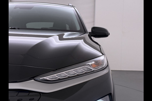 Hyundai Kona EV 64kWh 204pk SOH 100% Premium Leer Warmtepomp Head-Up Display Apple Carplay Android Navi Camera Elektr.Stoelen+Leer+Verwarmd+G Pdc Subwoofer Bluetooth Dodehoek detector Privacy Glas Rijstrooksensor 1e Eigenaar Origineel Nederlandse Auto