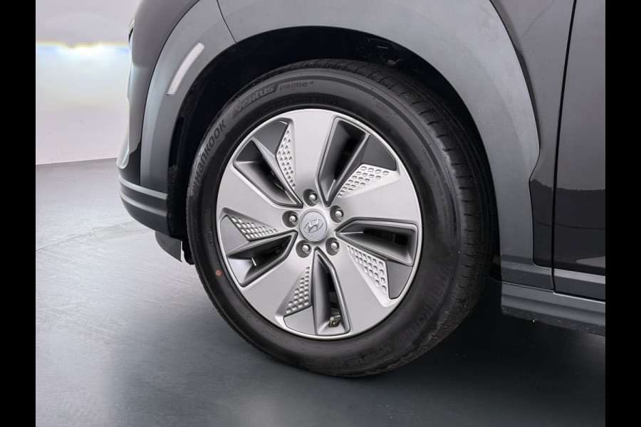 Hyundai Kona EV 64kWh 204pk SOH 100% Premium Leer Warmtepomp Head-Up Display Apple Carplay Android Navi Camera Elektr.Stoelen+Leer+Verwarmd+G Pdc Subwoofer Bluetooth Dodehoek detector Privacy Glas Rijstrooksensor 1e Eigenaar Origineel Nederlandse Auto