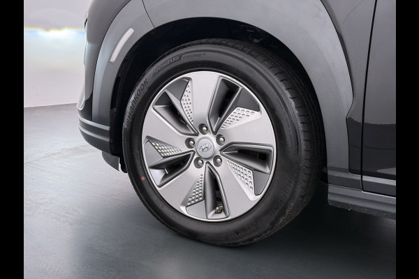 Hyundai Kona EV 64kWh 204pk SOH 100% Premium Leer Warmtepomp Head-Up Display Apple Carplay Android Navi Camera Elektr.Stoelen+Leer+Verwarmd+G Pdc Subwoofer Bluetooth Dodehoek detector Privacy Glas Rijstrooksensor 1e Eigenaar Origineel Nederlandse Auto