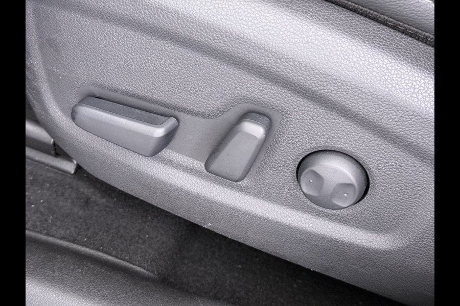 Hyundai Kona EV 64kWh 204pk SOH 100% Premium Leer Warmtepomp Head-Up Display Apple Carplay Android Navi Camera Elektr.Stoelen+Leer+Verwarmd+G Pdc Subwoofer Bluetooth Dodehoek detector Privacy Glas Rijstrooksensor 1e Eigenaar Origineel Nederlandse Auto