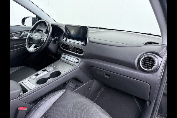 Hyundai Kona EV 64kWh 204pk SOH 100% Premium Leer Warmtepomp Head-Up Display Apple Carplay Android Navi Camera Elektr.Stoelen+Leer+Verwarmd+G Pdc Subwoofer Bluetooth Dodehoek detector Privacy Glas Rijstrooksensor 1e Eigenaar Origineel Nederlandse Auto