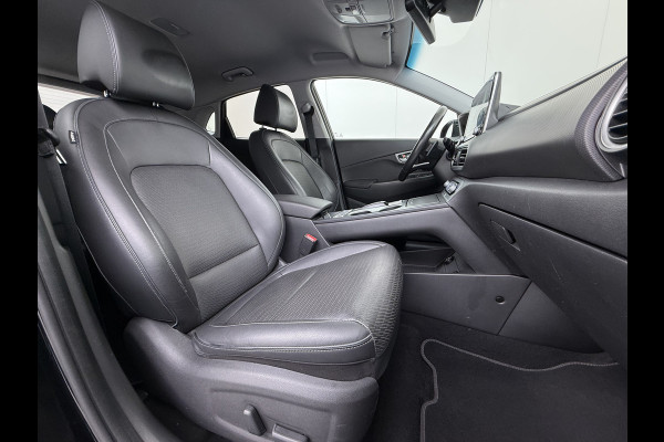 Hyundai Kona EV 64kWh 204pk SOH 100% Premium Leer Warmtepomp Head-Up Display Apple Carplay Android Navi Camera Elektr.Stoelen+Leer+Verwarmd+G Pdc Subwoofer Bluetooth Dodehoek detector Privacy Glas Rijstrooksensor 1e Eigenaar Origineel Nederlandse Auto