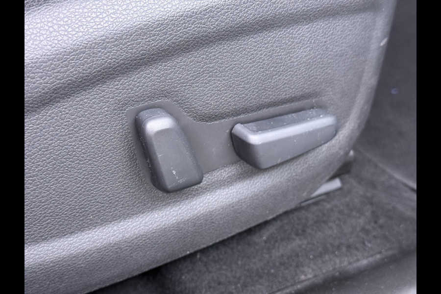 Hyundai Kona EV 64kWh 204pk SOH 100% Premium Leer Warmtepomp Head-Up Display Apple Carplay Android Navi Camera Elektr.Stoelen+Leer+Verwarmd+G Pdc Subwoofer Bluetooth Dodehoek detector Privacy Glas Rijstrooksensor 1e Eigenaar Origineel Nederlandse Auto