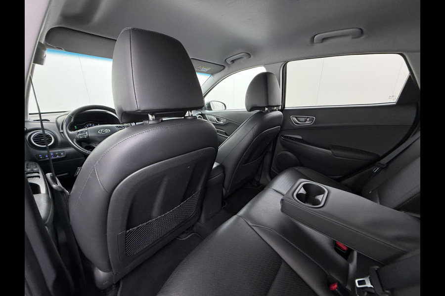 Hyundai Kona EV 64kWh 204pk SOH 100% Premium Leer Warmtepomp Head-Up Display Apple Carplay Android Navi Camera Elektr.Stoelen+Leer+Verwarmd+G Pdc Subwoofer Bluetooth Dodehoek detector Privacy Glas Rijstrooksensor 1e Eigenaar Origineel Nederlandse Auto
