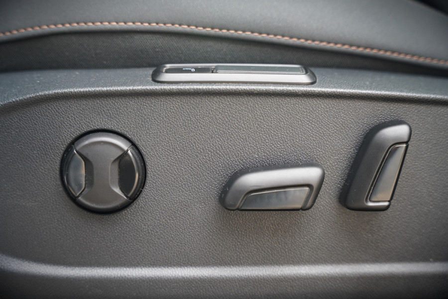 CUPRA Born Copper Edition One 62 kWh | Panoramadak | 360 Camera | Elektrische Stoelen | Massage | Stuurverwarming |  Head-Up Display | Keyless | Adaptive Cruise Control | Stoelverwarming | Apple Carplay | NAP | DAB |