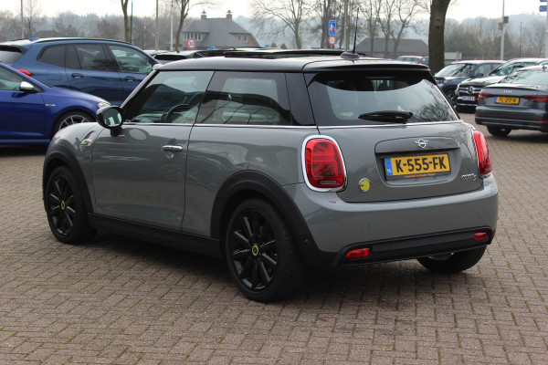 MINI Mini Electric Yours 33 kWh / SoH 95% / Full option! / Panoramadak / Camera / Head-up / Leder / Harman Kardon / Keyless / 17'' / CarPlay / Stoelverwarming / Matrix LED / DAB / Cruise Control