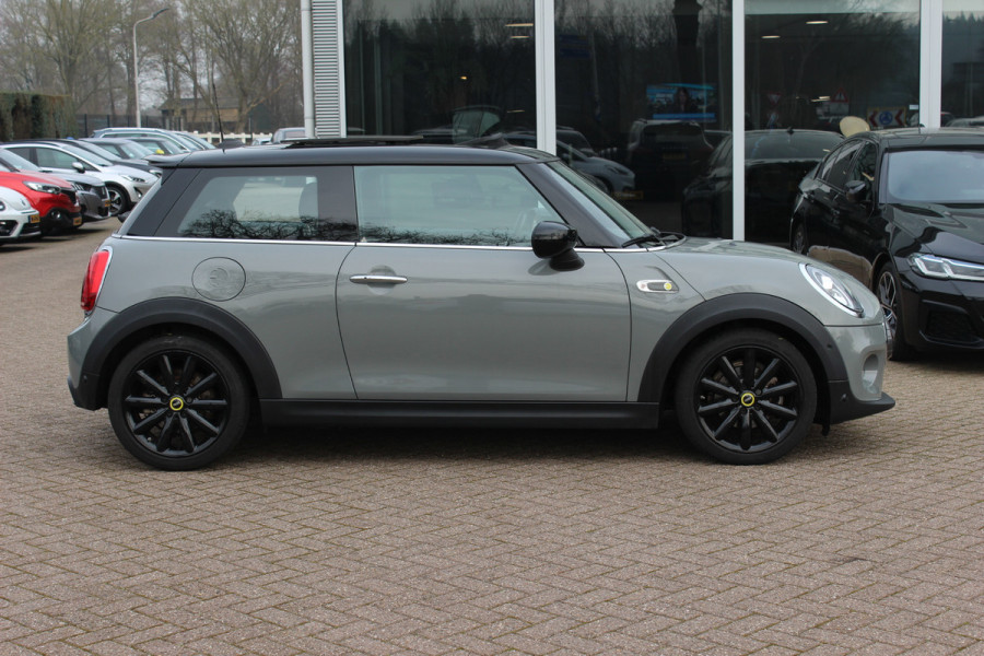 MINI Mini Electric Yours 33 kWh / SoH 95% / Full option! / Panoramadak / Camera / Head-up / Leder / Harman Kardon / Keyless / 17'' / CarPlay / Stoelverwarming / Matrix LED / DAB / Cruise Control