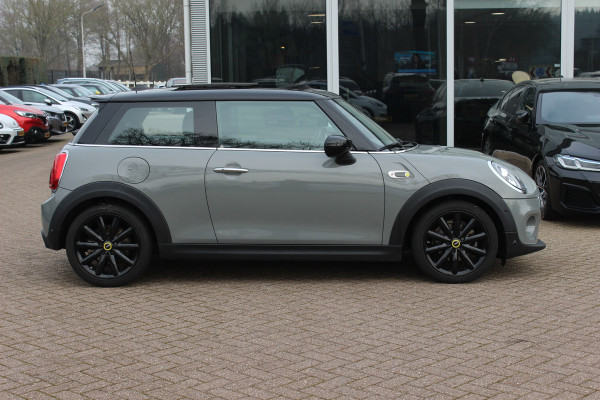 MINI Mini Electric Yours 33 kWh / SoH 95% / Full option! / Panoramadak / Camera / Head-up / Leder / Harman Kardon / Keyless / 17'' / CarPlay / Stoelverwarming / Matrix LED / DAB / Cruise Control