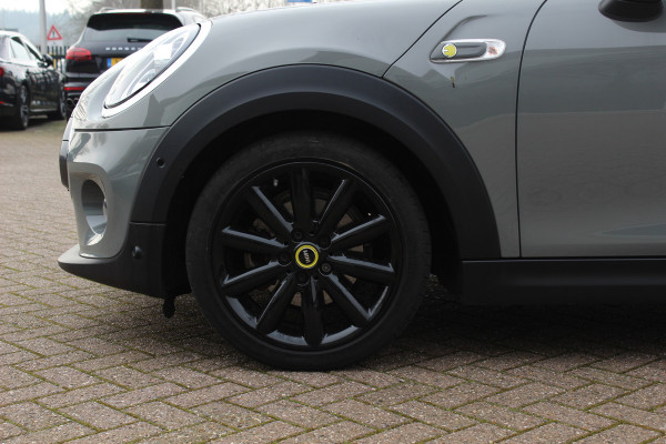 MINI Mini Electric Yours 33 kWh / SoH 95% / Full option! / Panoramadak / Camera / Head-up / Leder / Harman Kardon / Keyless / 17'' / CarPlay / Stoelverwarming / Matrix LED / DAB / Cruise Control