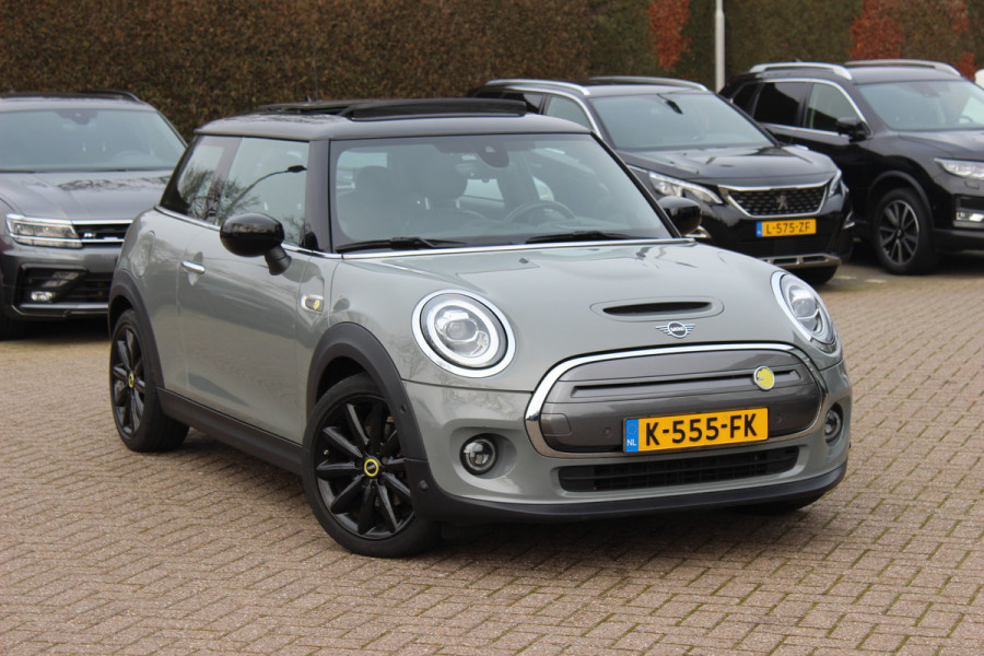 MINI Mini Electric Yours 33 kWh / SoH 95% / Full option! / Panoramadak / Camera / Head-up / Leder / Harman Kardon / Keyless / 17'' / CarPlay / Stoelverwarming / Matrix LED / DAB / Cruise Control