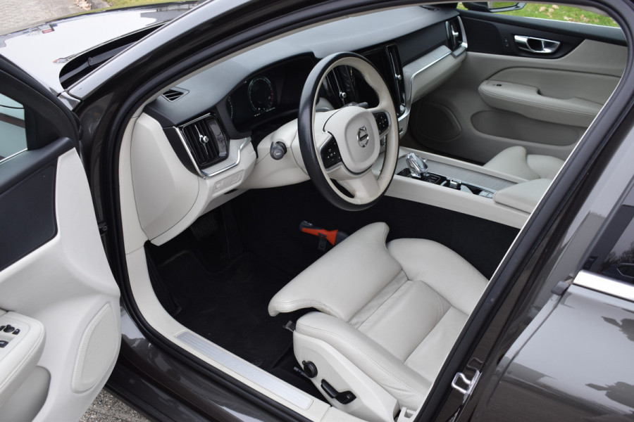 Volvo V60 B3 177PK Automaat Inscription | Trekhaak | ACC | Leder| Stuurverwarming | Elektr. Stoel