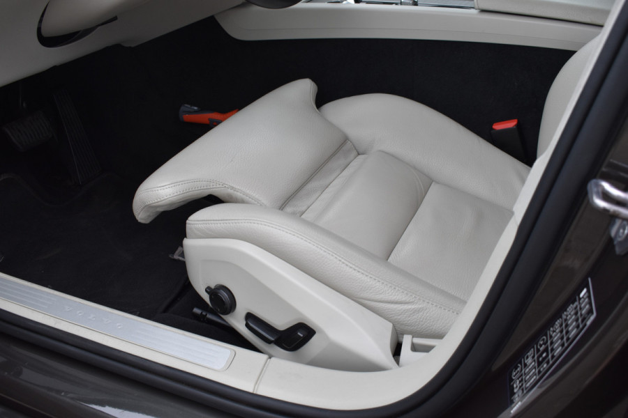 Volvo V60 B3 177PK Automaat Inscription | Trekhaak | ACC | Leder| Stuurverwarming | Elektr. Stoel