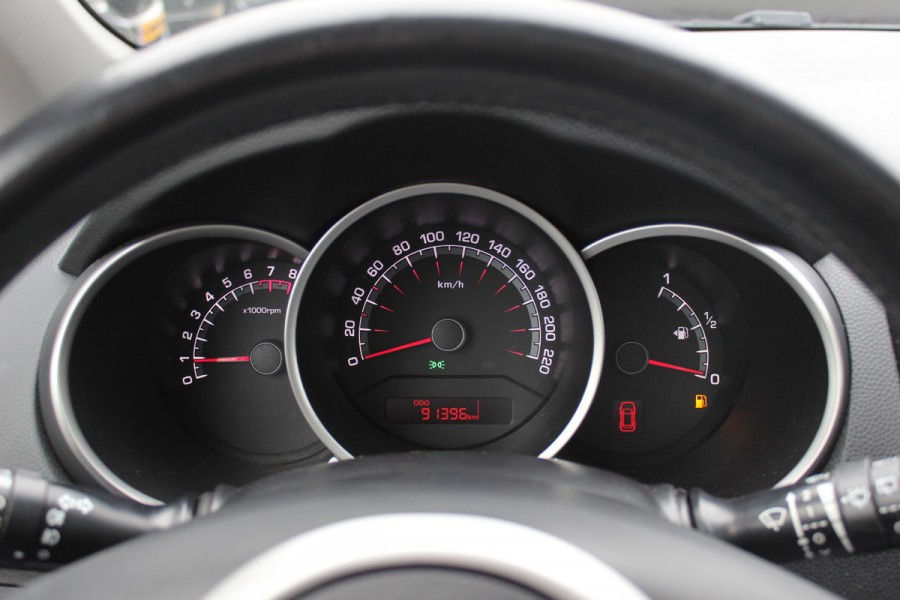 Kia Venga 1.4 CVVT Edition / Panoramadak / Camera / Half leder / Keyless / Navigatie / 16'' / Bluetooth / Armsteun voor